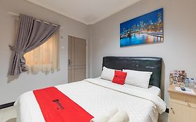 Reddoorz Near Botani Square Mall