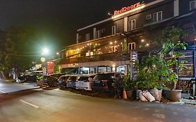 Reddoorz Near Botani Square Mall